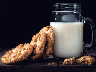 mleko u staklenoj boci i zdravi kolači