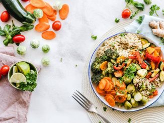 prikaz zdravog obroka serviranog na stolu