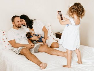 devojčica slika mamu i tatu sa bebom