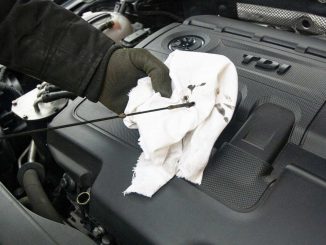 Proveravanje nivoa ulja u motoru automobila