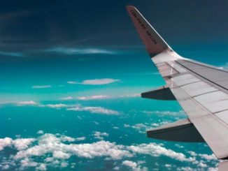 Avion među oblacima.