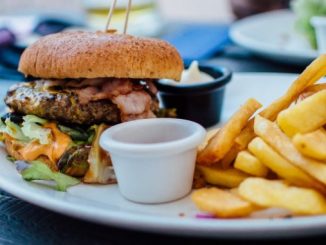 Tanjir na kojem se nalazi burger, pomfrit i dve posudice sa sosom