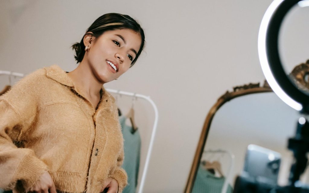 Žena radi recenziju odeće i snima video za pratioce