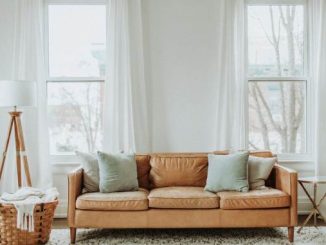 Kauč u dnevnoj sobi ispred prozora