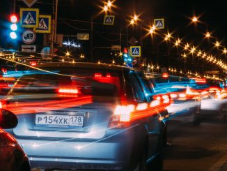 Veliki broj automobile čeka na granici.